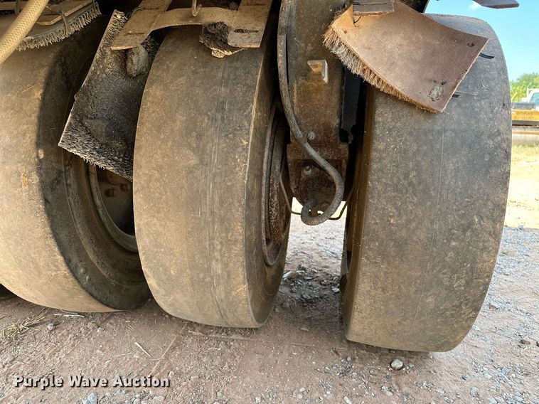 image for item OC9196 Hyster C530A pneumatic roller