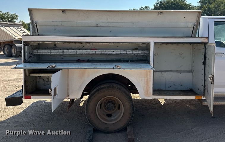 image for item OC9198 1995 Ford F450 Super Duty utility / service truck