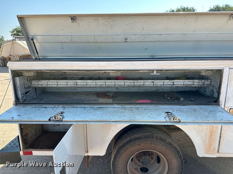 image for item OC9198 1995 Ford F450 Super Duty utility / service truck