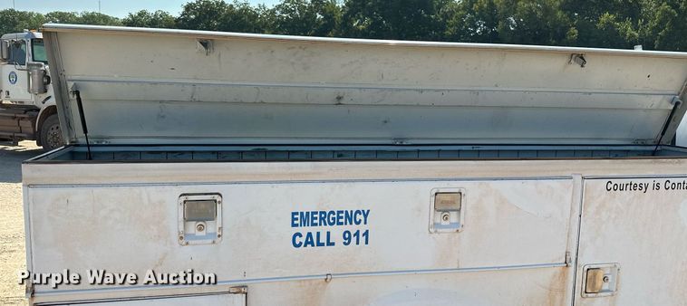 image for item OC9198 1995 Ford F450 Super Duty utility / service truck