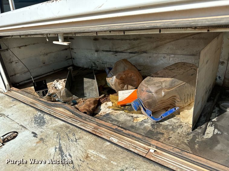 image for item OC9198 1995 Ford F450 Super Duty utility / service truck