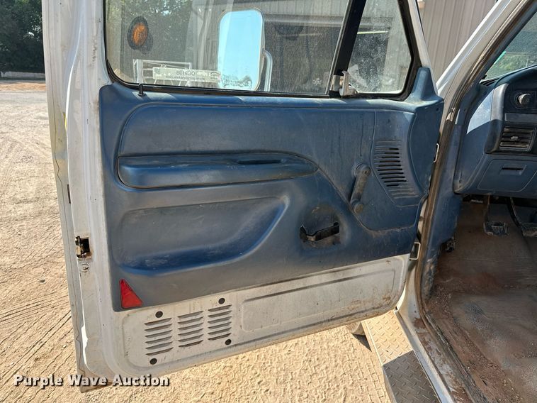 image for item OC9198 1995 Ford F450 Super Duty utility / service truck