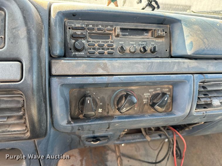 image for item OC9198 1995 Ford F450 Super Duty utility / service truck