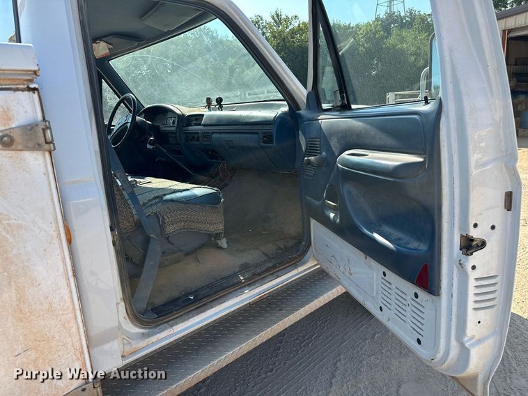 image for item OC9198 1995 Ford F450 Super Duty utility / service truck