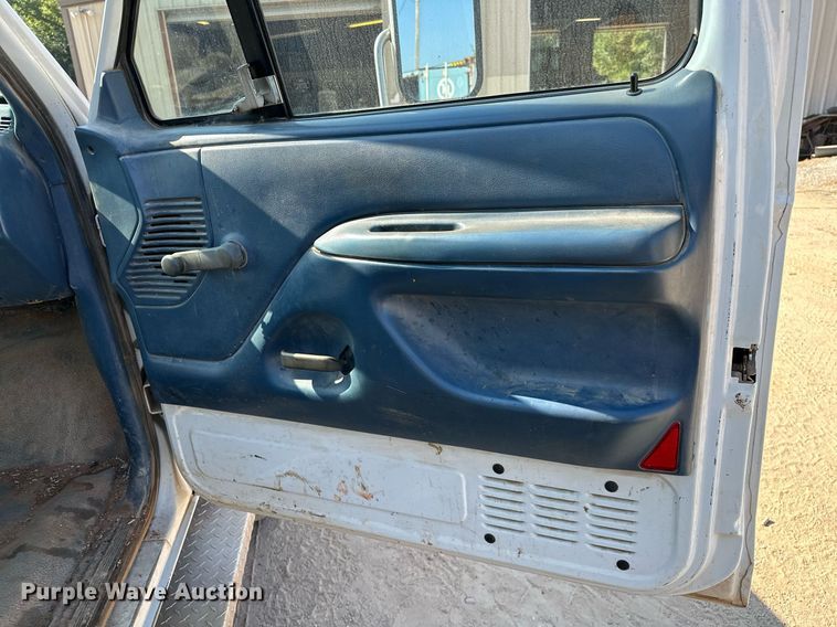 image for item OC9198 1995 Ford F450 Super Duty utility / service truck