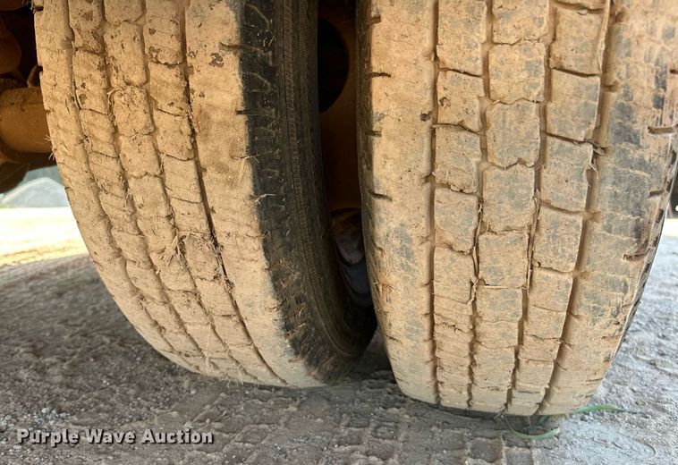 image for item OC9198 1995 Ford F450 Super Duty utility / service truck