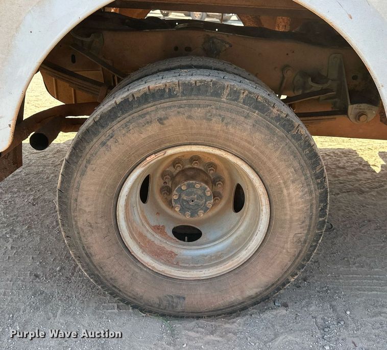 image for item OC9198 1995 Ford F450 Super Duty utility / service truck