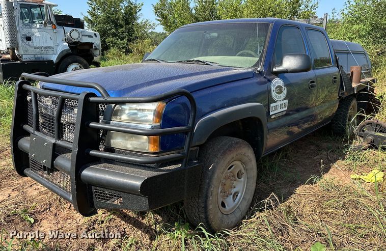 image for item OC9199 2003 Chevrolet  Silverado 2500HD Crew Cab flatbed pickup truck