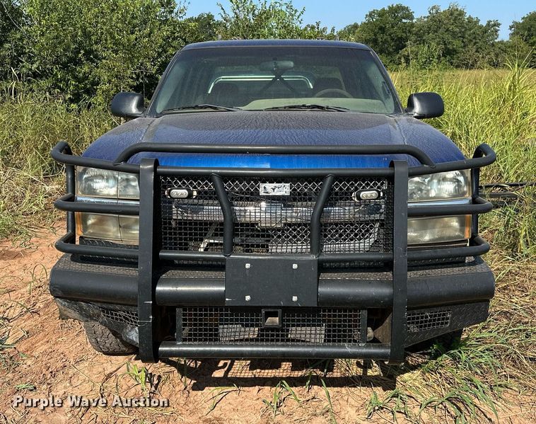image for item OC9199 2003 Chevrolet  Silverado 2500HD Crew Cab flatbed pickup truck