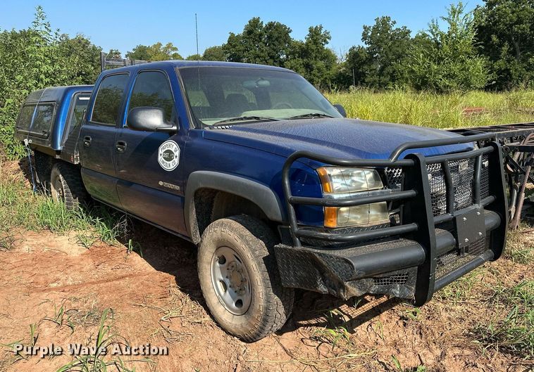 image for item OC9199 2003 Chevrolet  Silverado 2500HD Crew Cab flatbed pickup truck