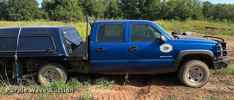 image for item OC9199 2003 Chevrolet  Silverado 2500HD Crew Cab flatbed pickup truck