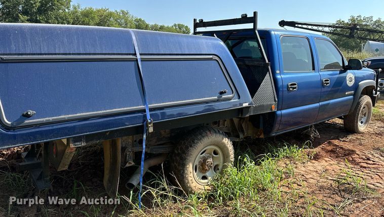 image for item OC9199 2003 Chevrolet  Silverado 2500HD Crew Cab flatbed pickup truck