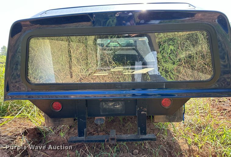 image for item OC9199 2003 Chevrolet  Silverado 2500HD Crew Cab flatbed pickup truck