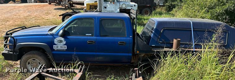 image for item OC9199 2003 Chevrolet  Silverado 2500HD Crew Cab flatbed pickup truck