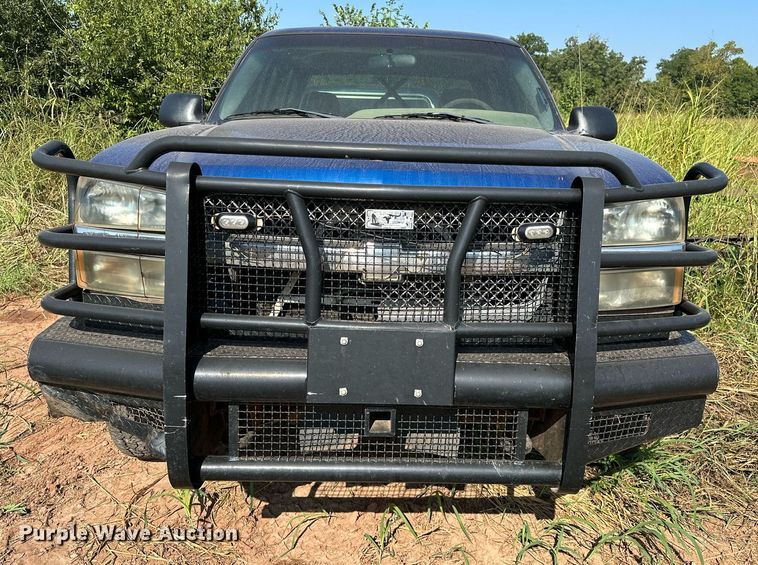 image for item OC9199 2003 Chevrolet  Silverado 2500HD Crew Cab flatbed pickup truck