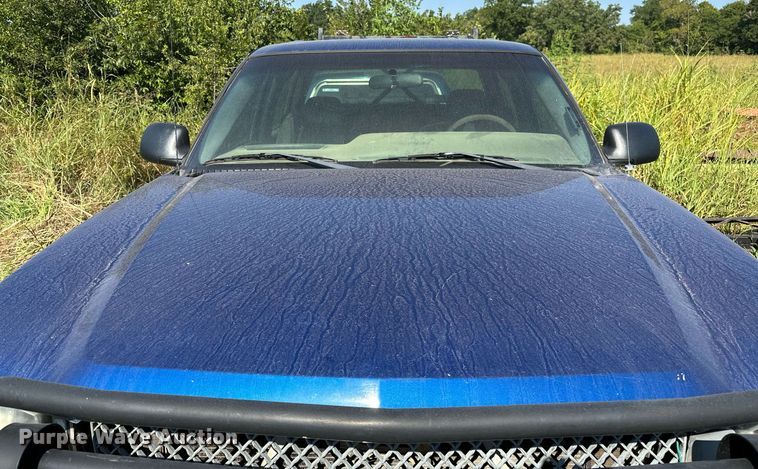 image for item OC9199 2003 Chevrolet  Silverado 2500HD Crew Cab flatbed pickup truck