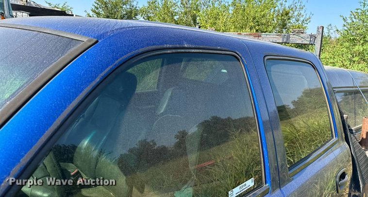 image for item OC9199 2003 Chevrolet  Silverado 2500HD Crew Cab flatbed pickup truck