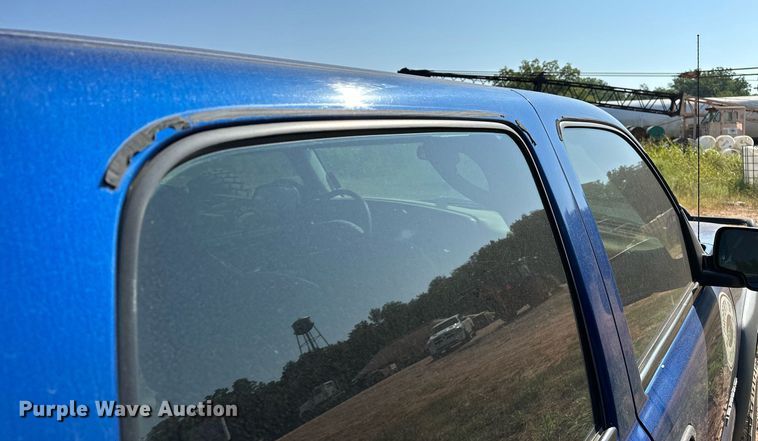 image for item OC9199 2003 Chevrolet  Silverado 2500HD Crew Cab flatbed pickup truck