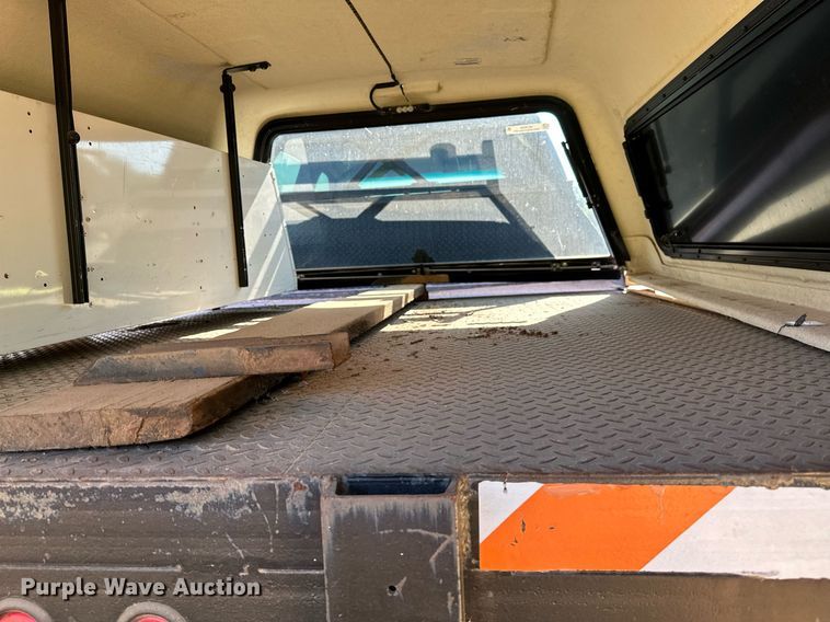 image for item OC9199 2003 Chevrolet  Silverado 2500HD Crew Cab flatbed pickup truck