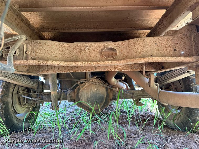 image for item OC9199 2003 Chevrolet  Silverado 2500HD Crew Cab flatbed pickup truck