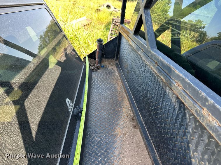 image for item OC9199 2003 Chevrolet  Silverado 2500HD Crew Cab flatbed pickup truck