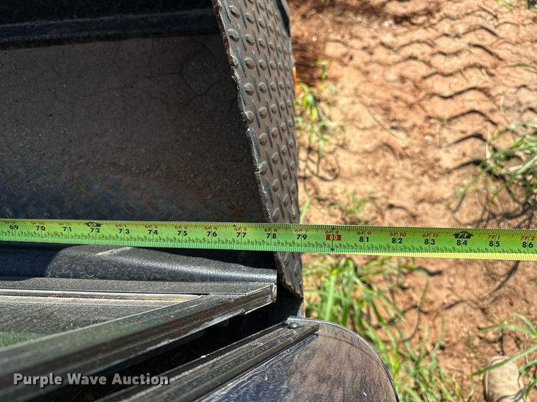 image for item OC9199 2003 Chevrolet  Silverado 2500HD Crew Cab flatbed pickup truck