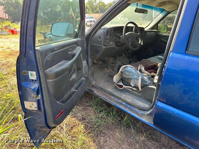 image for item OC9199 2003 Chevrolet  Silverado 2500HD Crew Cab flatbed pickup truck