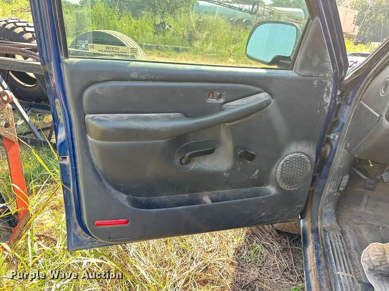 image for item OC9199 2003 Chevrolet  Silverado 2500HD Crew Cab flatbed pickup truck