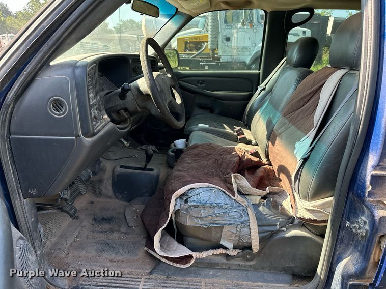 image for item OC9199 2003 Chevrolet  Silverado 2500HD Crew Cab flatbed pickup truck