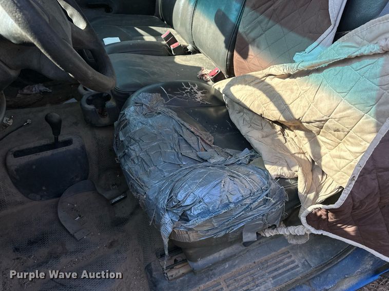 image for item OC9199 2003 Chevrolet  Silverado 2500HD Crew Cab flatbed pickup truck