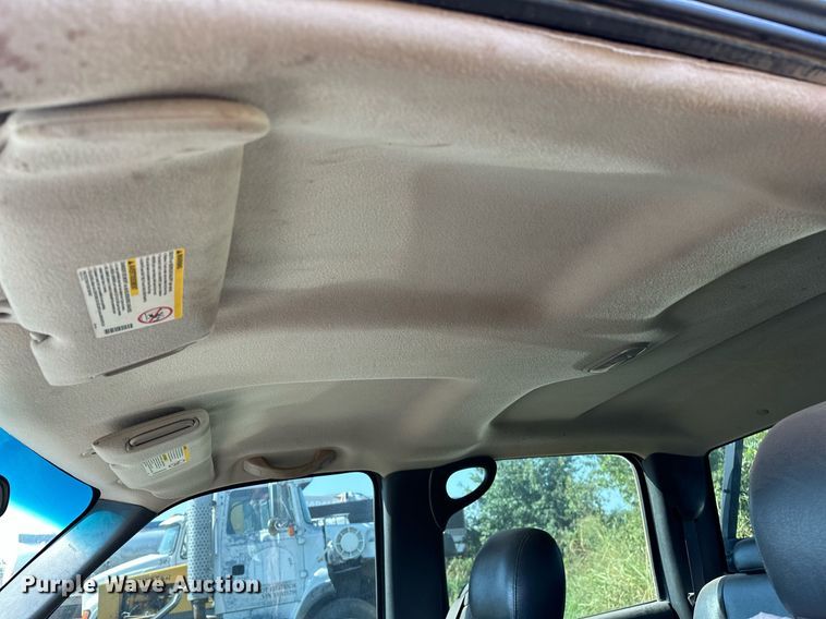 image for item OC9199 2003 Chevrolet  Silverado 2500HD Crew Cab flatbed pickup truck