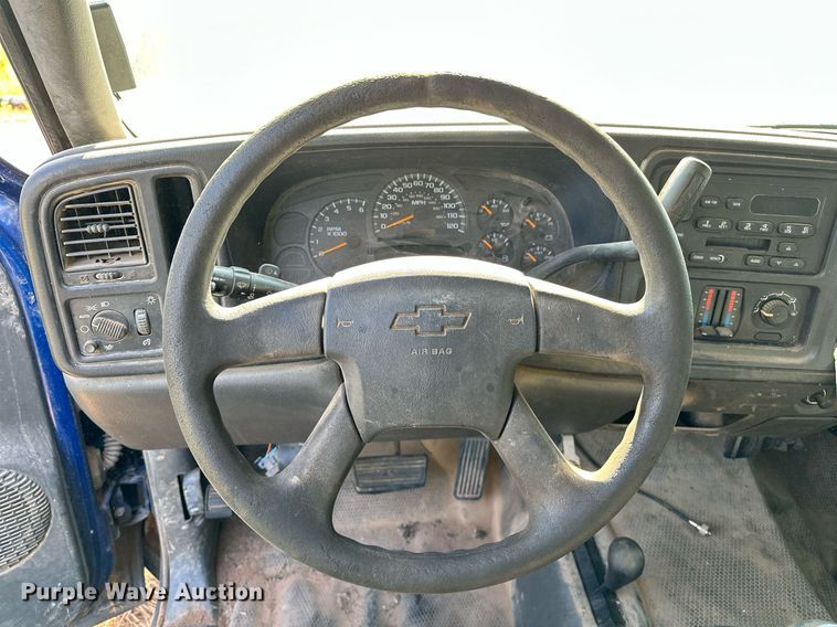 image for item OC9199 2003 Chevrolet  Silverado 2500HD Crew Cab flatbed pickup truck