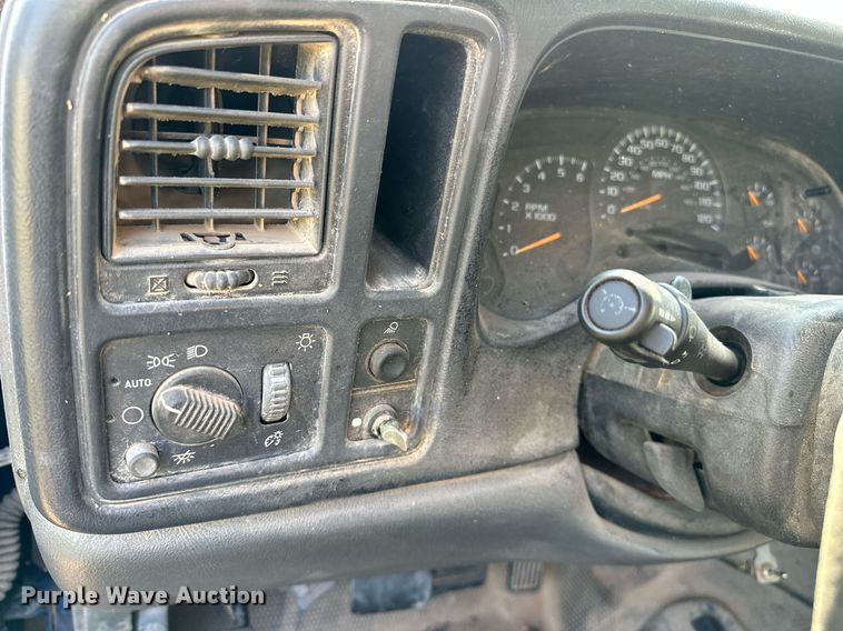 image for item OC9199 2003 Chevrolet  Silverado 2500HD Crew Cab flatbed pickup truck