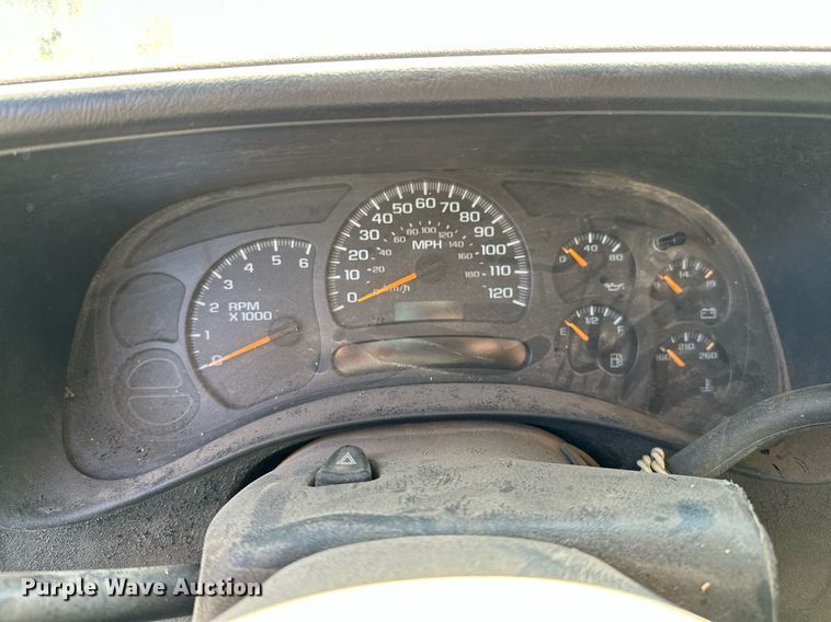 image for item OC9199 2003 Chevrolet  Silverado 2500HD Crew Cab flatbed pickup truck