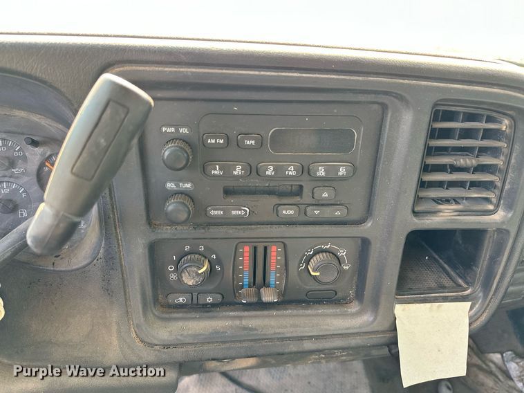 image for item OC9199 2003 Chevrolet  Silverado 2500HD Crew Cab flatbed pickup truck