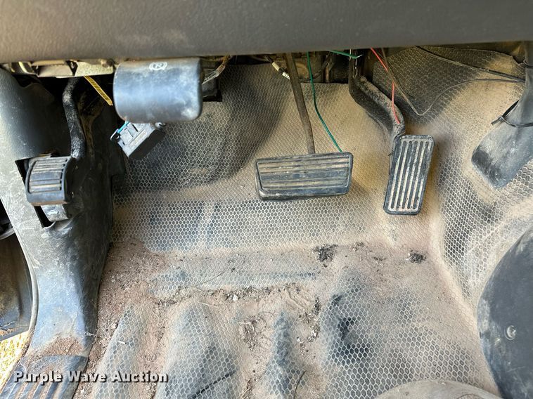 image for item OC9199 2003 Chevrolet  Silverado 2500HD Crew Cab flatbed pickup truck