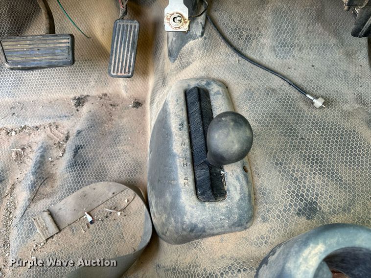 image for item OC9199 2003 Chevrolet  Silverado 2500HD Crew Cab flatbed pickup truck