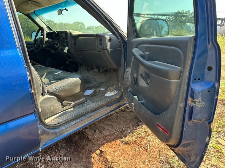 image for item OC9199 2003 Chevrolet  Silverado 2500HD Crew Cab flatbed pickup truck