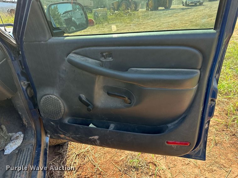 image for item OC9199 2003 Chevrolet  Silverado 2500HD Crew Cab flatbed pickup truck