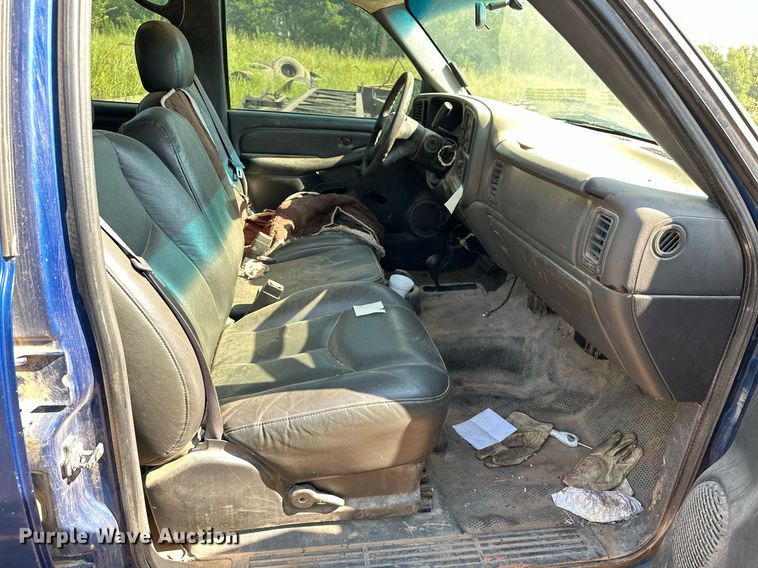 image for item OC9199 2003 Chevrolet  Silverado 2500HD Crew Cab flatbed pickup truck