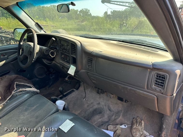 image for item OC9199 2003 Chevrolet  Silverado 2500HD Crew Cab flatbed pickup truck