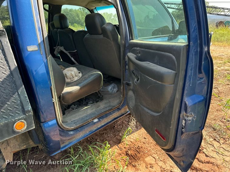 image for item OC9199 2003 Chevrolet  Silverado 2500HD Crew Cab flatbed pickup truck