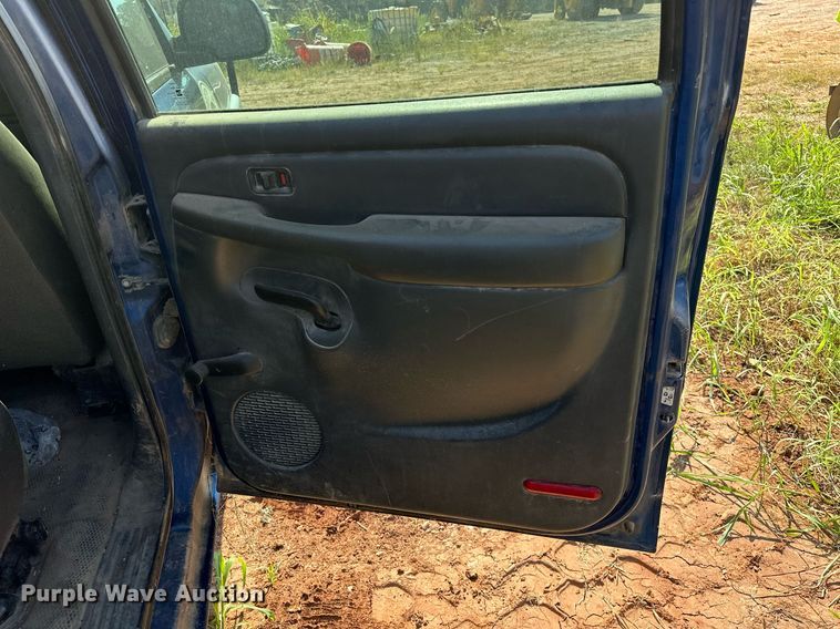 image for item OC9199 2003 Chevrolet  Silverado 2500HD Crew Cab flatbed pickup truck