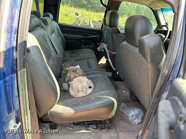 image for item OC9199 2003 Chevrolet  Silverado 2500HD Crew Cab flatbed pickup truck