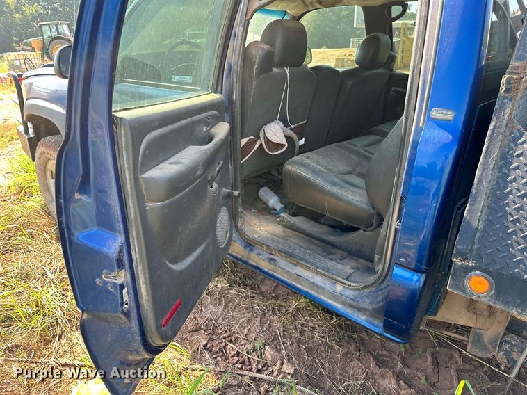 image for item OC9199 2003 Chevrolet  Silverado 2500HD Crew Cab flatbed pickup truck