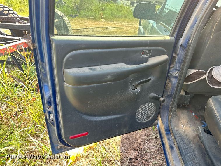 image for item OC9199 2003 Chevrolet  Silverado 2500HD Crew Cab flatbed pickup truck