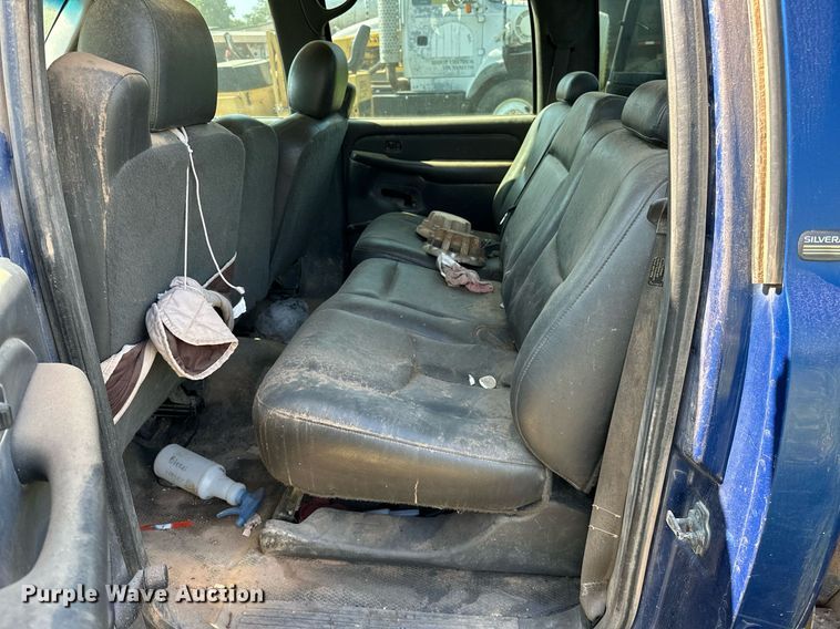 image for item OC9199 2003 Chevrolet  Silverado 2500HD Crew Cab flatbed pickup truck