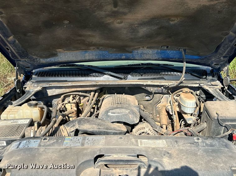 image for item OC9199 2003 Chevrolet  Silverado 2500HD Crew Cab flatbed pickup truck