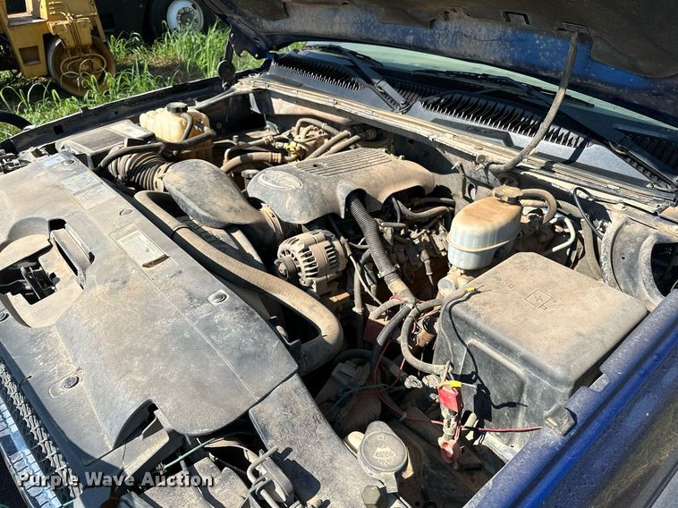 image for item OC9199 2003 Chevrolet  Silverado 2500HD Crew Cab flatbed pickup truck