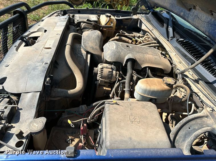 image for item OC9199 2003 Chevrolet  Silverado 2500HD Crew Cab flatbed pickup truck